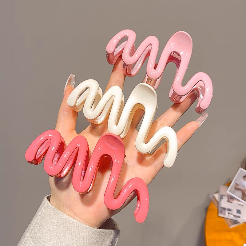 Candy-colored Wavy Hair Claw Clip made of premium acrylic, showcasing a playful wavy design in vibrant hues, approximately 10.5cm in length.