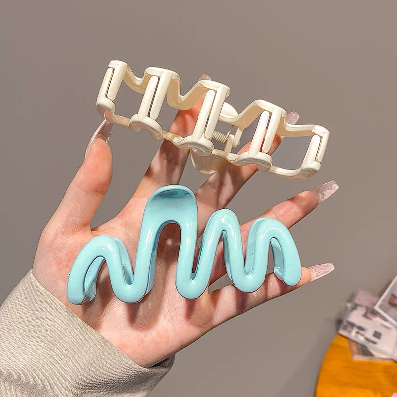 Candy-colored Wavy Hair Claw Clip made of premium acrylic, showcasing a playful wavy design in vibrant hues, approximately 10.5cm in length.