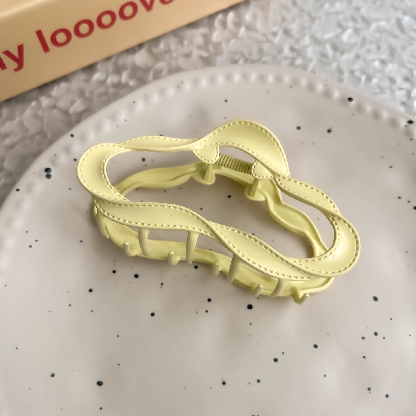 Creamy Color Hollow Cloud Claw Clip