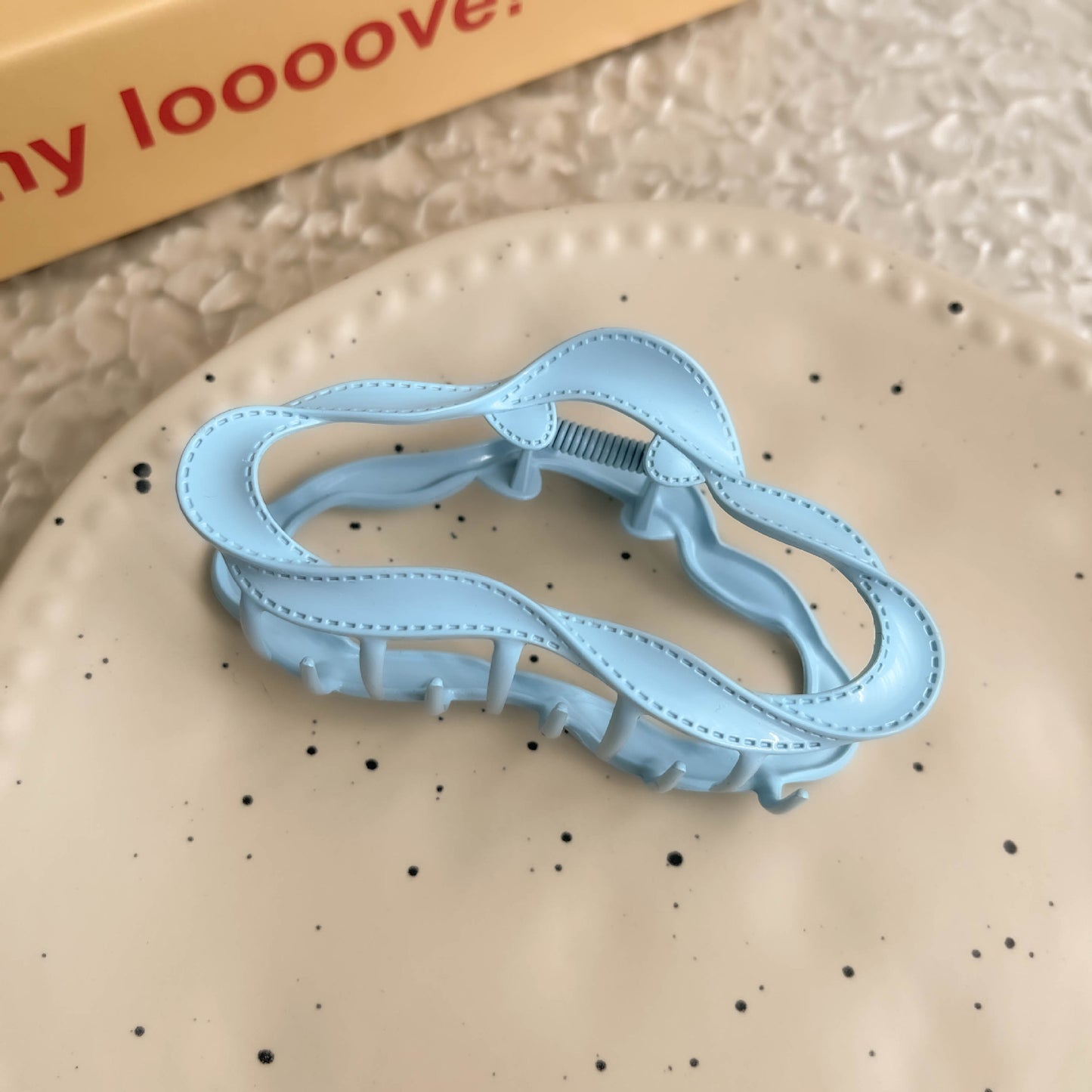 Creamy Color Hollow Cloud Claw Clip