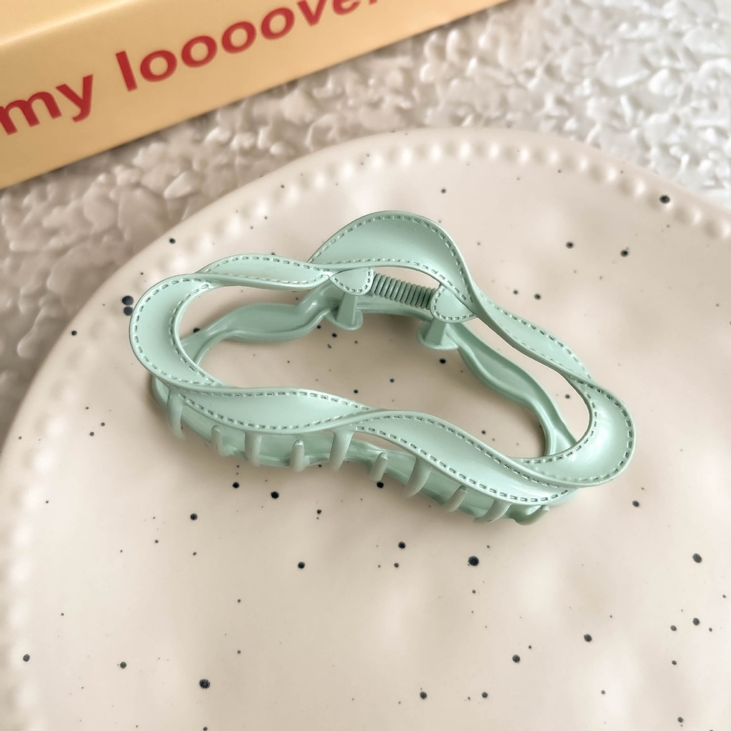 Creamy Color Hollow Cloud Claw Clip