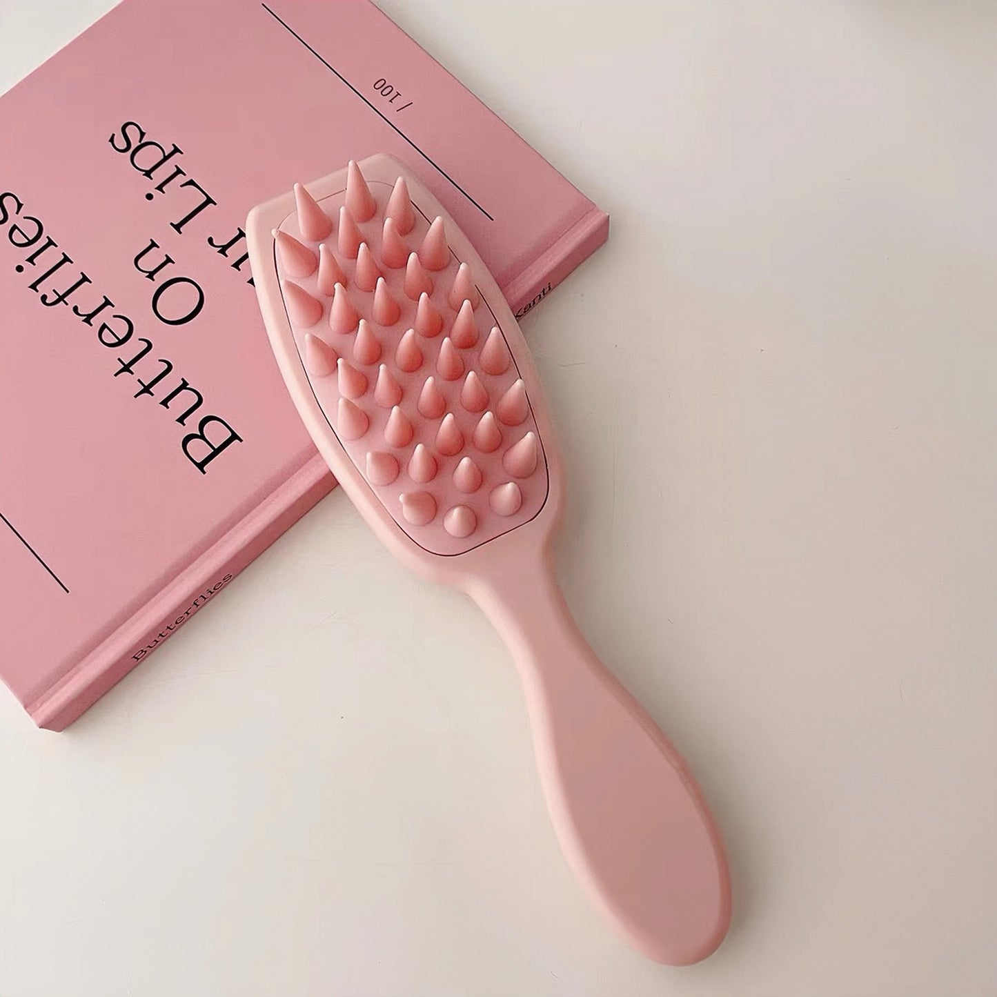 Long-handled Scalp Massage and Cleansing Comb - Ergonomic design for soothing scalp massage and hair cleansing. Made from high-quality materials. Size: 20.5 x 6cm