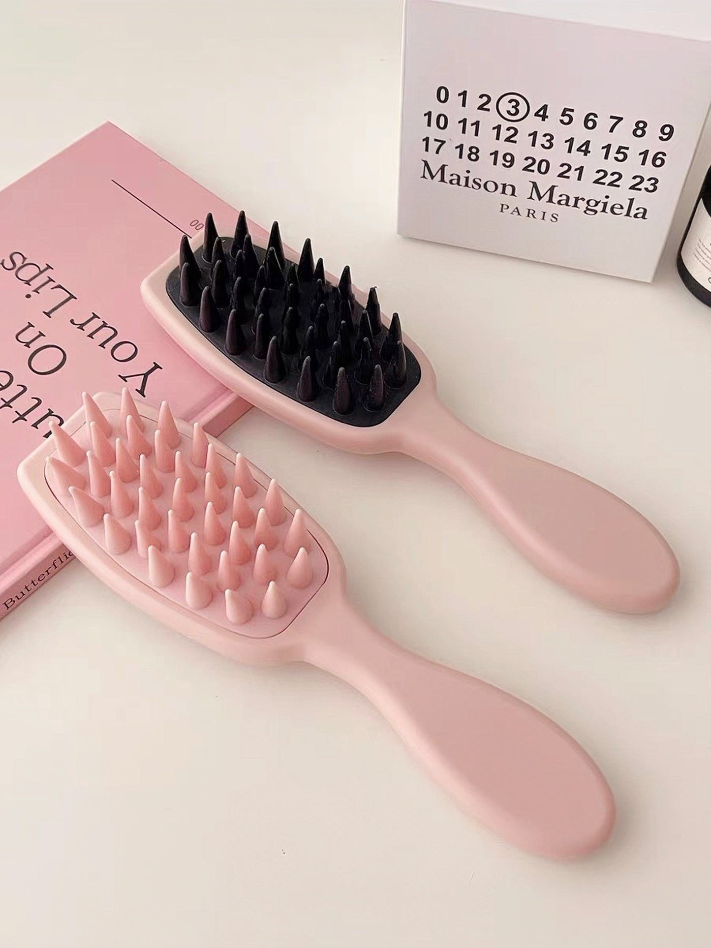 Long-handled Scalp Massage and Cleansing Comb - Ergonomic design for soothing scalp massage and hair cleansing. Made from high-quality materials. Size: 20.5 x 6cm