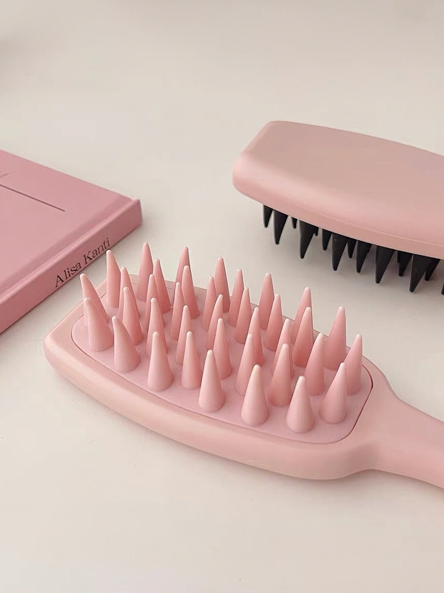 Long-handled Scalp Massage and Cleansing Comb - Ergonomic design for soothing scalp massage and hair cleansing. Made from high-quality materials. Size: 20.5 x 6cm