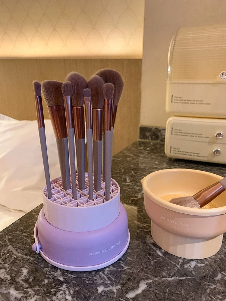 "Silicone Makeup Brush Cleaning and Storage Bowl - High-quality silicone material with elastic mesh and hanging strap for thorough brush cleansing. Dimensions: 14.5 x 13 x 8cm."