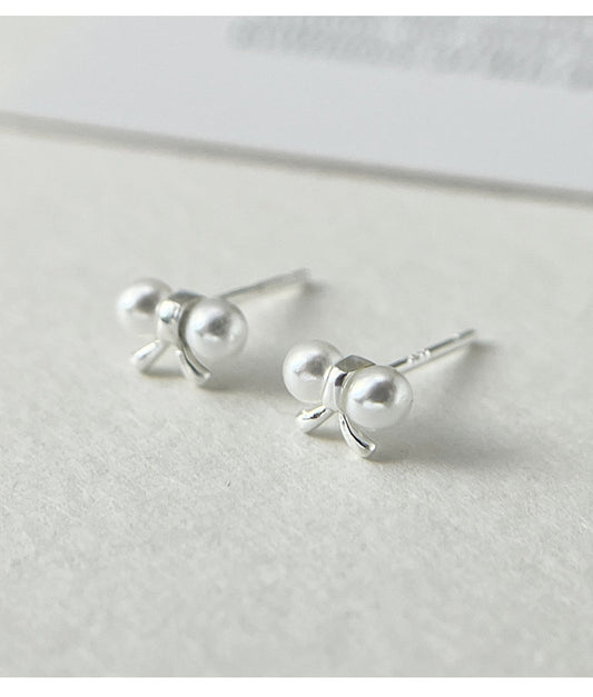 Sterling Silver Mini Bow Tie Ear Stud with Pearls