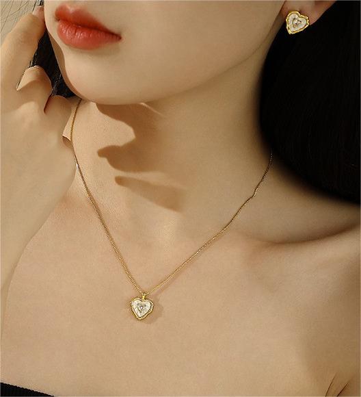 Natural Mother-of-pearl Hearty Shape Pendant Necklace with Zircon Inlay and Gold Plated Brass