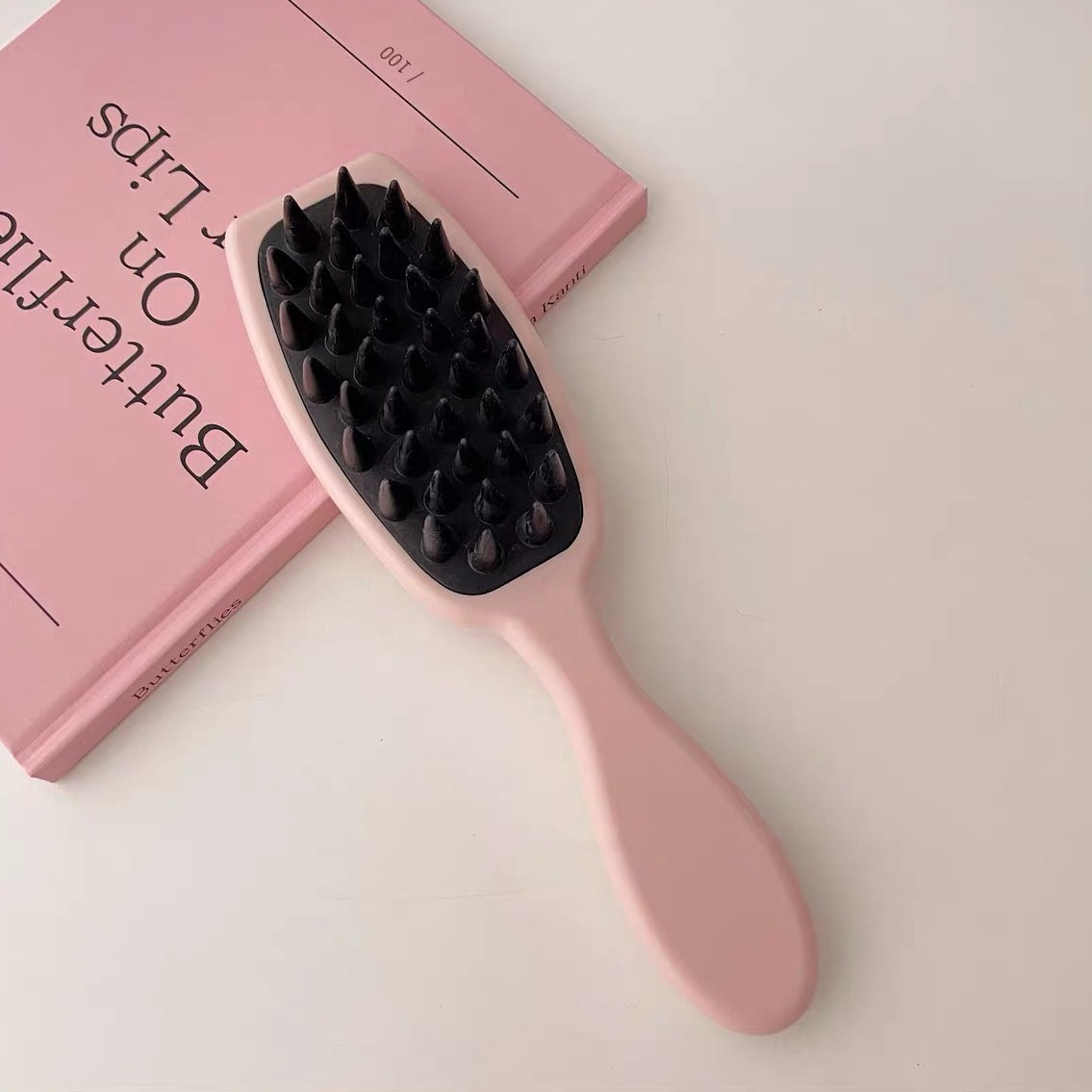 Long-handled Scalp Massage and Cleansing Comb - Ergonomic design for soothing scalp massage and hair cleansing. Made from high-quality materials. Size: 20.5 x 6cm