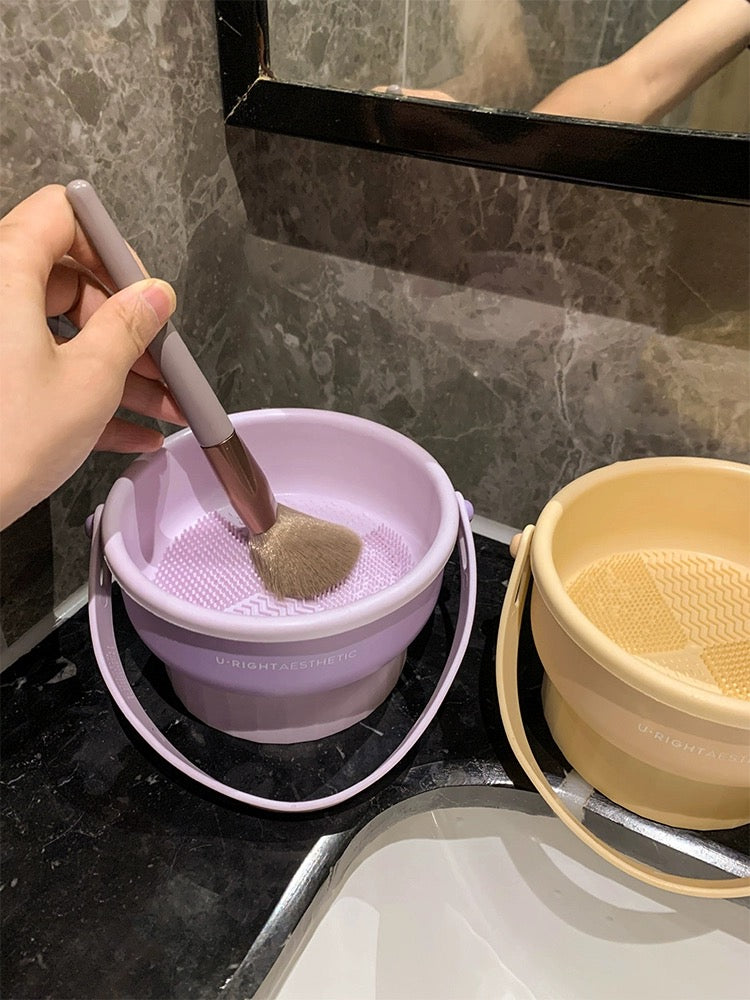 "Silicone Makeup Brush Cleaning and Storage Bowl - High-quality silicone material with elastic mesh and hanging strap for thorough brush cleansing. Dimensions: 14.5 x 13 x 8cm."
